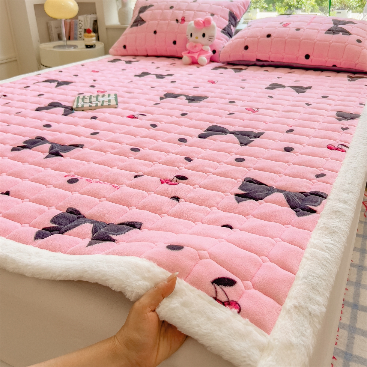 91家纺网 家纺一手货源 找家纺 丝幔家纺 2025新款牛奶绒印花床护垫成人款 芭比蝴蝶结