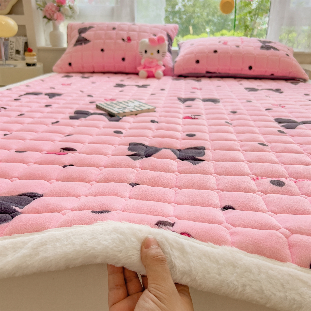 91家纺网 家纺一手货源 找家纺 丝幔家纺 2025新款牛奶绒印花床护垫成人款 芭比蝴蝶结