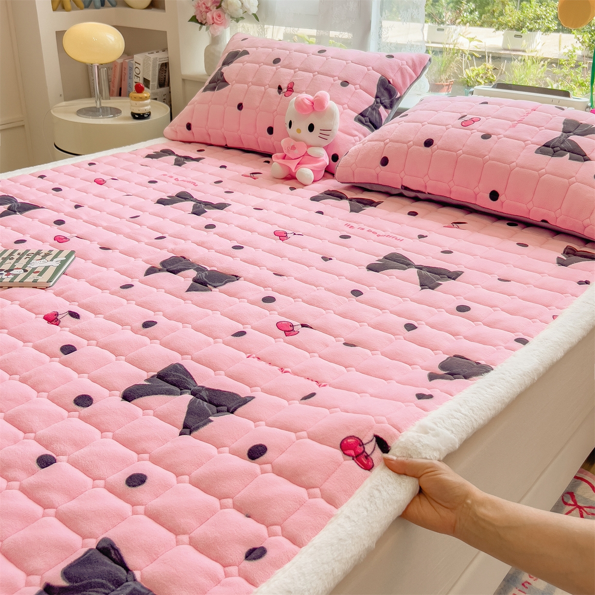 91家纺网 家纺一手货源 找家纺 丝幔家纺 2025新款牛奶绒印花床护垫成人款 芭比蝴蝶结