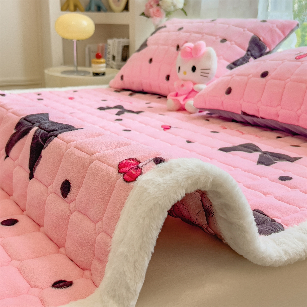 91家纺网 家纺一手货源 找家纺 丝幔家纺 2025新款牛奶绒印花床护垫成人款 芭比蝴蝶结