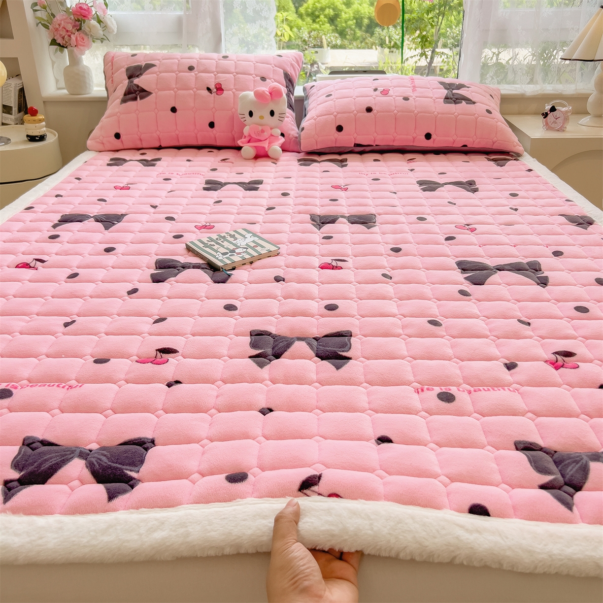 91家纺网 家纺一手货源 找家纺 丝幔家纺 2025新款牛奶绒印花床护垫成人款 芭比蝴蝶结