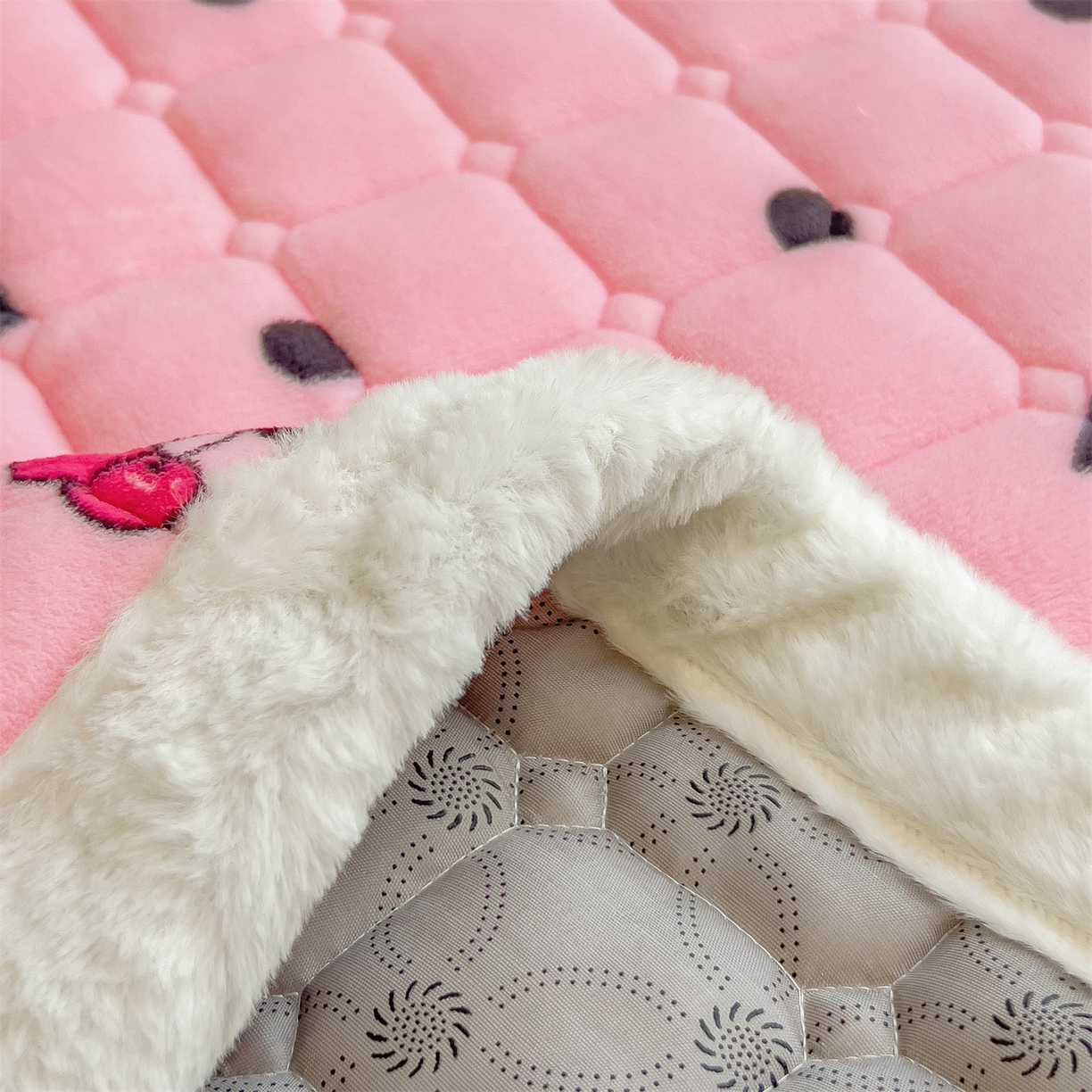 91家纺网 家纺一手货源 找家纺 丝幔家纺 2025新款牛奶绒印花床护垫成人款 芭比蝴蝶结