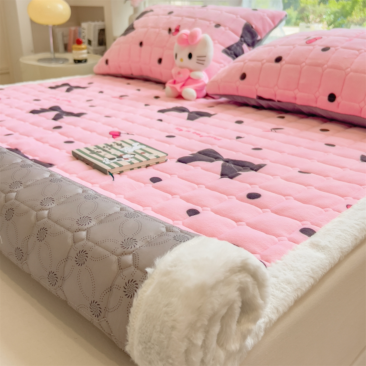 91家纺网 家纺一手货源 找家纺 丝幔家纺 2025新款牛奶绒印花床护垫成人款 芭比蝴蝶结