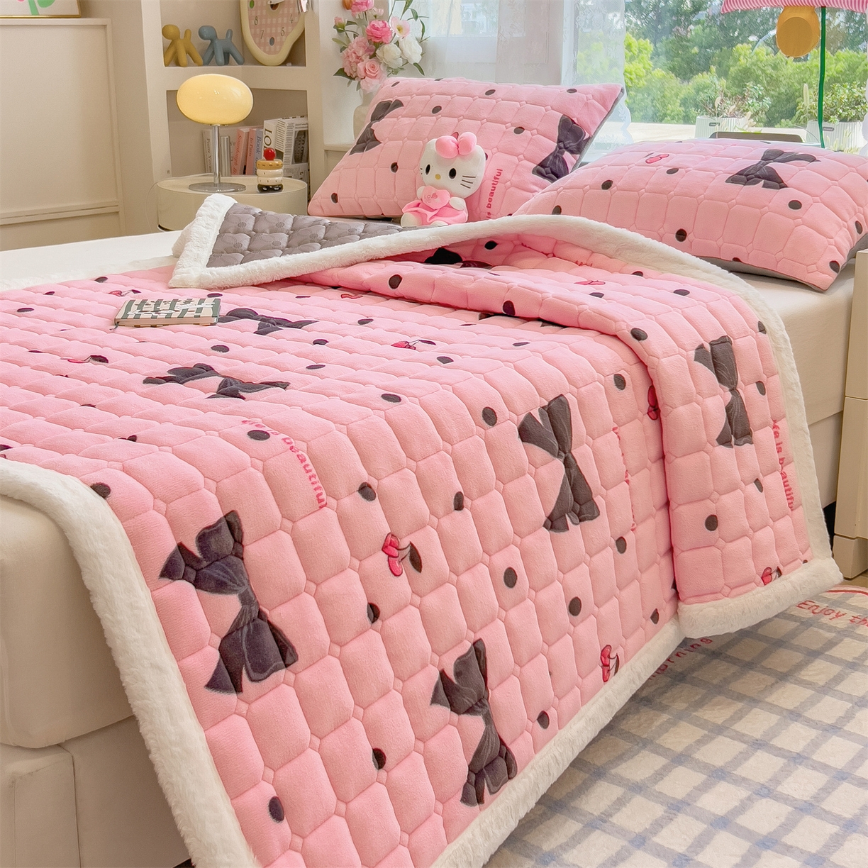 91家纺网 家纺一手货源 找家纺 丝幔家纺 2025新款牛奶绒印花床护垫成人款 芭比蝴蝶结