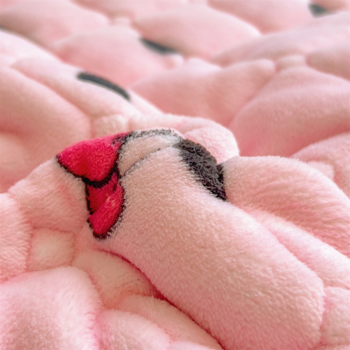 91家纺网 家纺一手货源 找家纺 丝幔家纺 2025新款牛奶绒印花床护垫成人款 芭比蝴蝶结