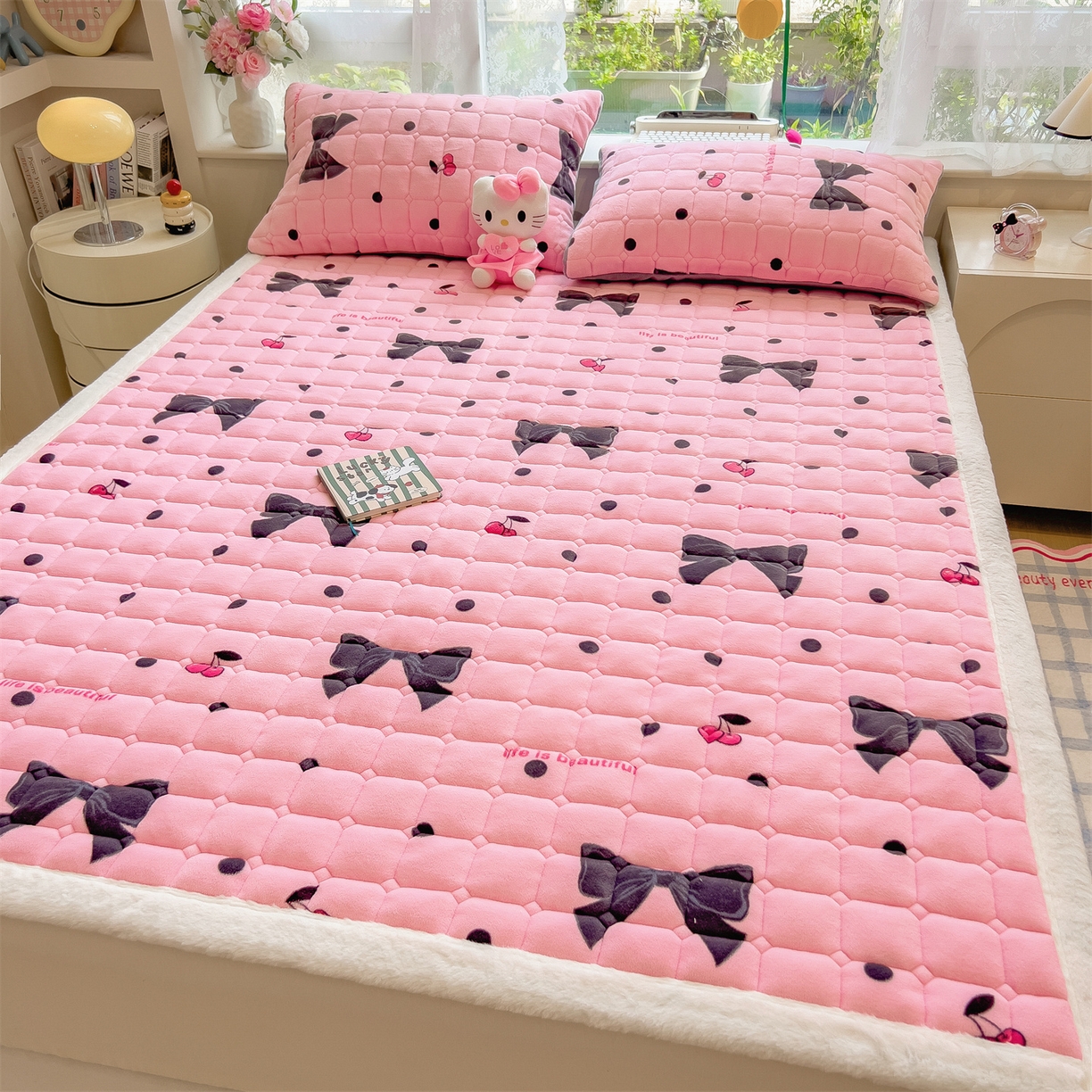 91家纺网 家纺一手货源 找家纺 丝幔家纺 2025新款牛奶绒印花床护垫成人款 芭比蝴蝶结