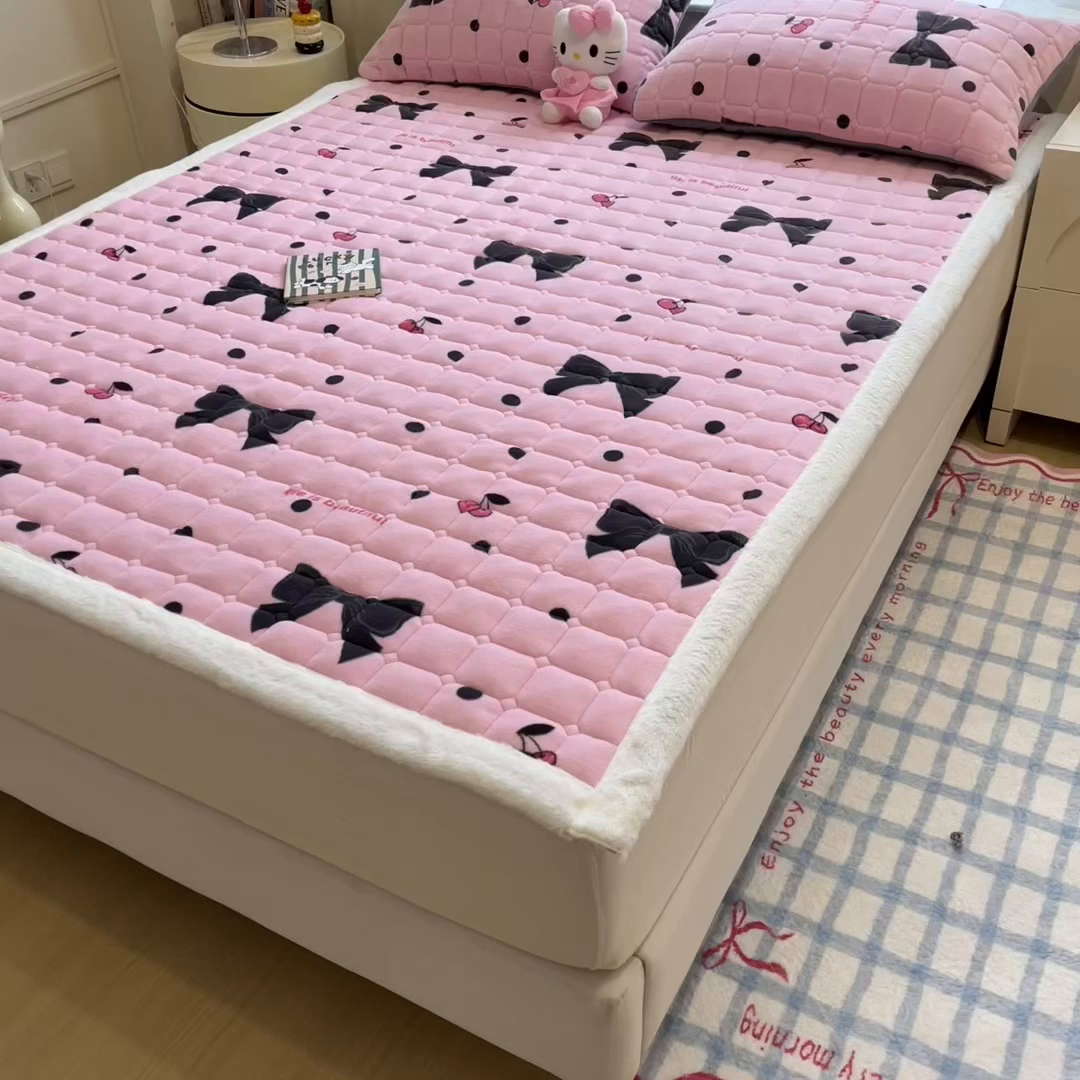 91家纺网 家纺一手货源 找家纺 丝幔家纺 2025新款牛奶绒印花床护垫成人款 芭比蝴蝶结