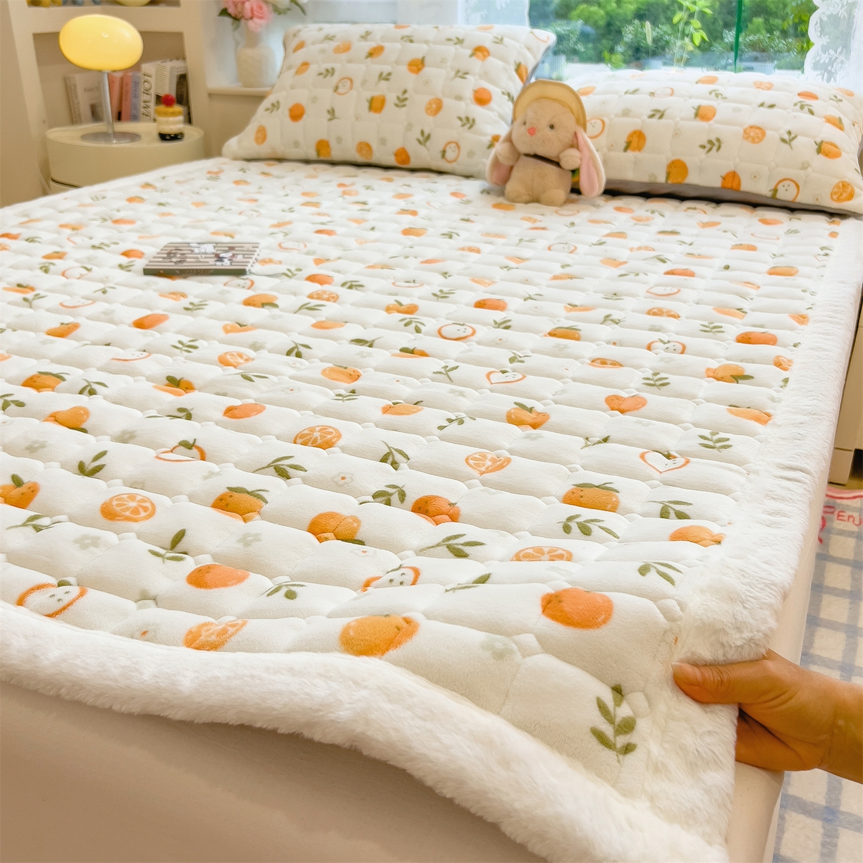 丝幔家纺 2025新款牛奶绒印花床护垫成人款 大橘大利