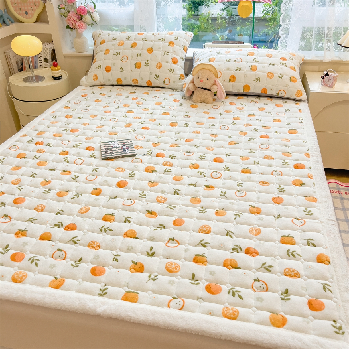 91家纺网 家纺一手货源 找家纺 丝幔家纺 2025新款牛奶绒印花床护垫成人款 大橘大利