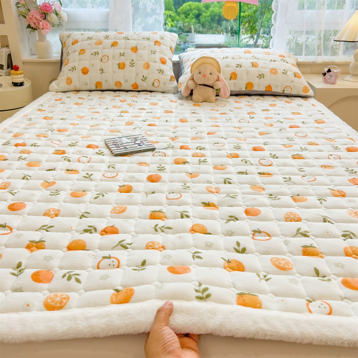 91家纺网 家纺一手货源 找家纺 丝幔家纺 2025新款牛奶绒印花床护垫成人款 大橘大利