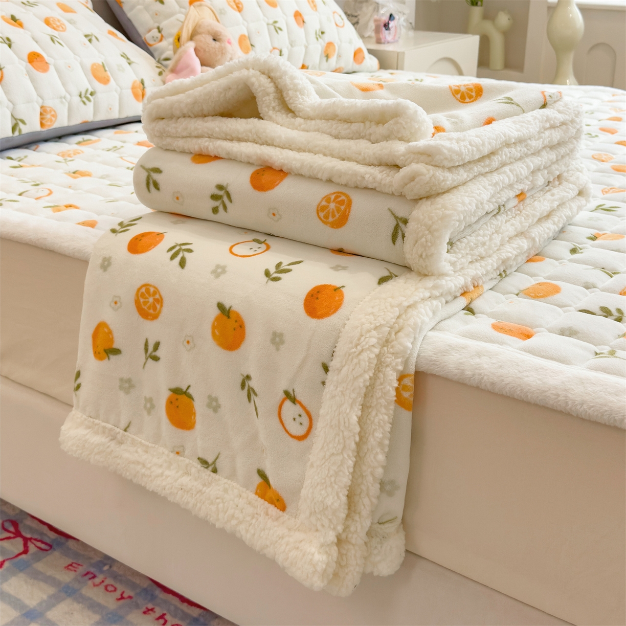 91家纺网 家纺一手货源 找家纺 丝幔家纺 2025新款牛奶绒印花床护垫成人款 大橘大利