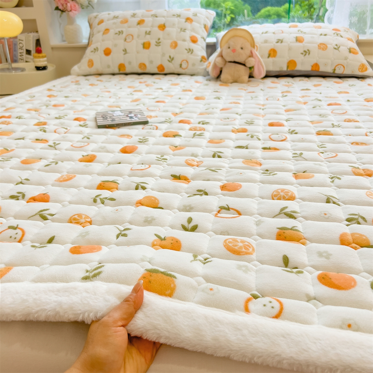 91家纺网 家纺一手货源 找家纺 丝幔家纺 2025新款牛奶绒印花床护垫成人款 大橘大利