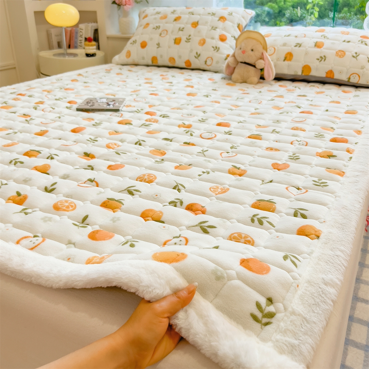 91家纺网 家纺一手货源 找家纺 丝幔家纺 2025新款牛奶绒印花床护垫成人款 大橘大利