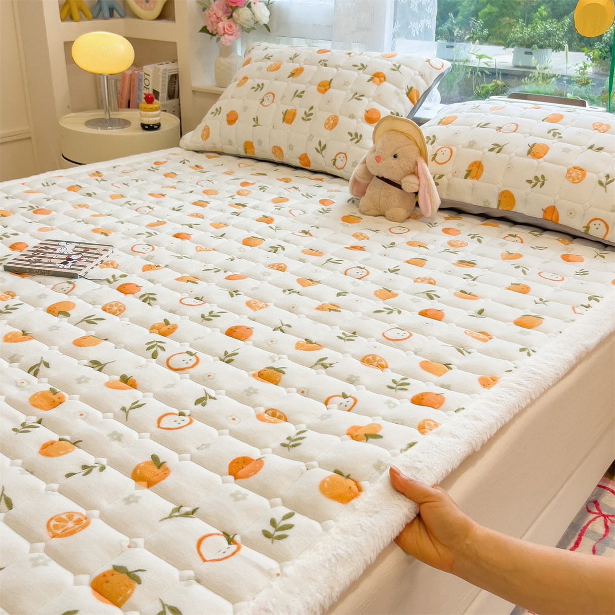 91家纺网 家纺一手货源 找家纺 丝幔家纺 2025新款牛奶绒印花床护垫成人款 大橘大利