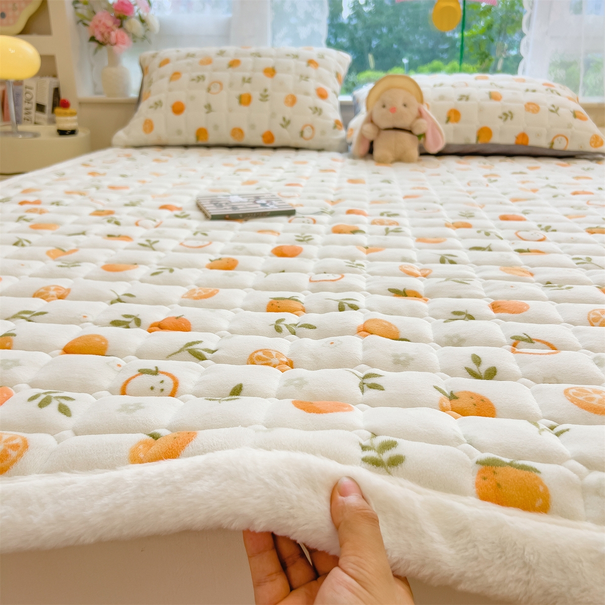 91家纺网 家纺一手货源 找家纺 丝幔家纺 2025新款牛奶绒印花床护垫成人款 大橘大利
