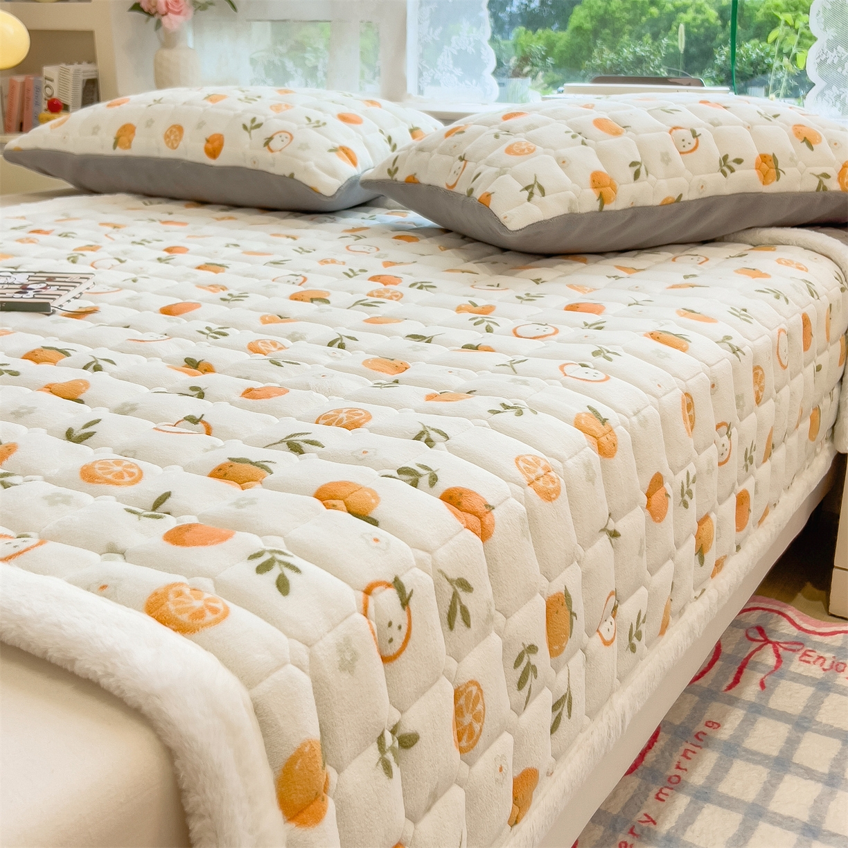 91家纺网 家纺一手货源 找家纺 丝幔家纺 2025新款牛奶绒印花床护垫成人款 大橘大利