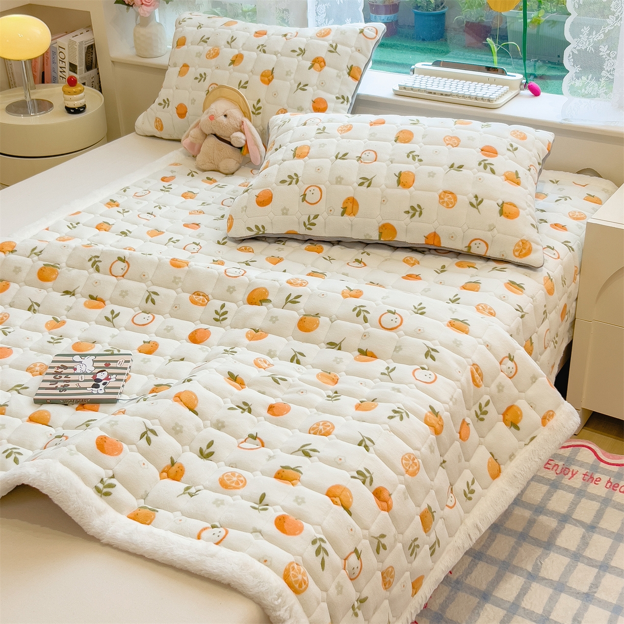 91家纺网 家纺一手货源 找家纺 丝幔家纺 2025新款牛奶绒印花床护垫成人款 大橘大利