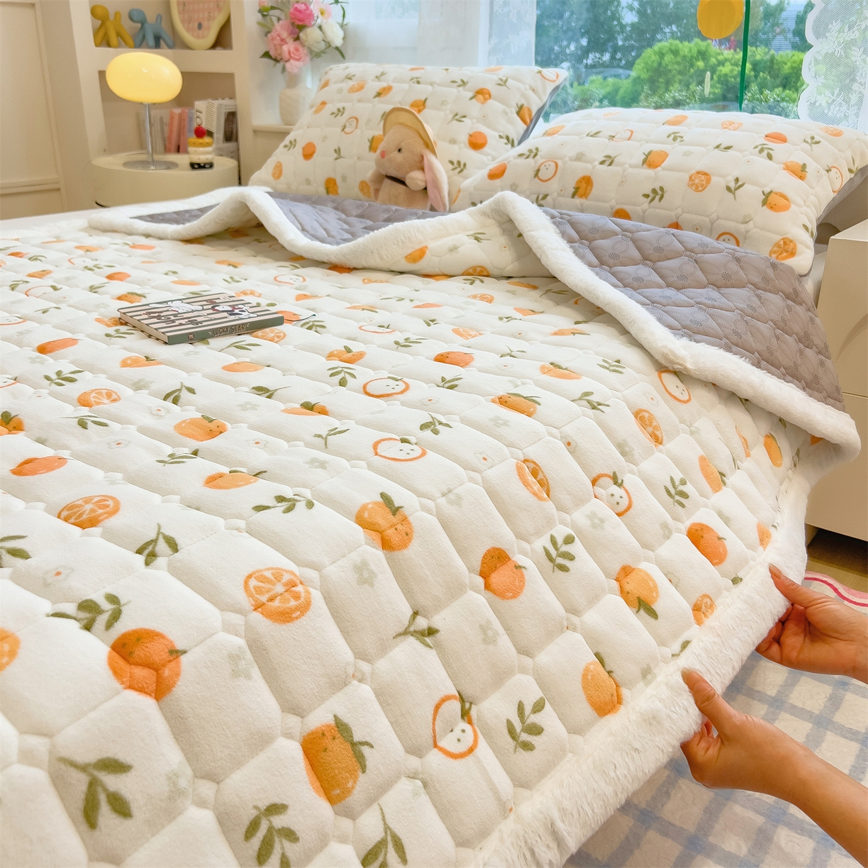 91家纺网 家纺一手货源 找家纺 丝幔家纺 2025新款牛奶绒印花床护垫成人款 大橘大利