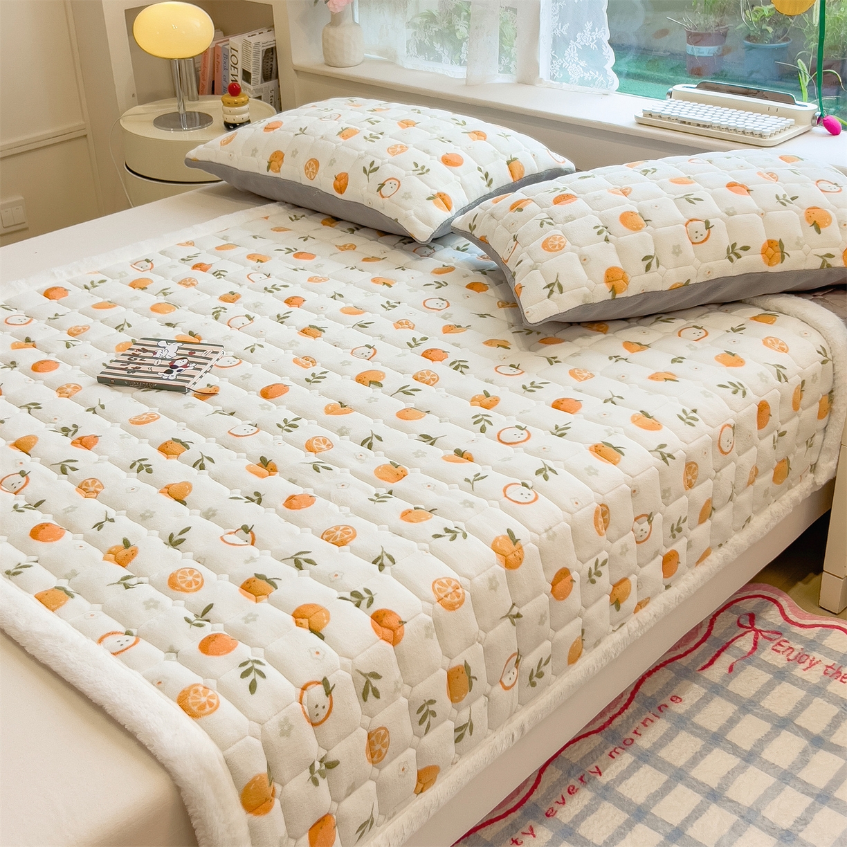 91家纺网 家纺一手货源 找家纺 丝幔家纺 2025新款牛奶绒印花床护垫成人款 大橘大利