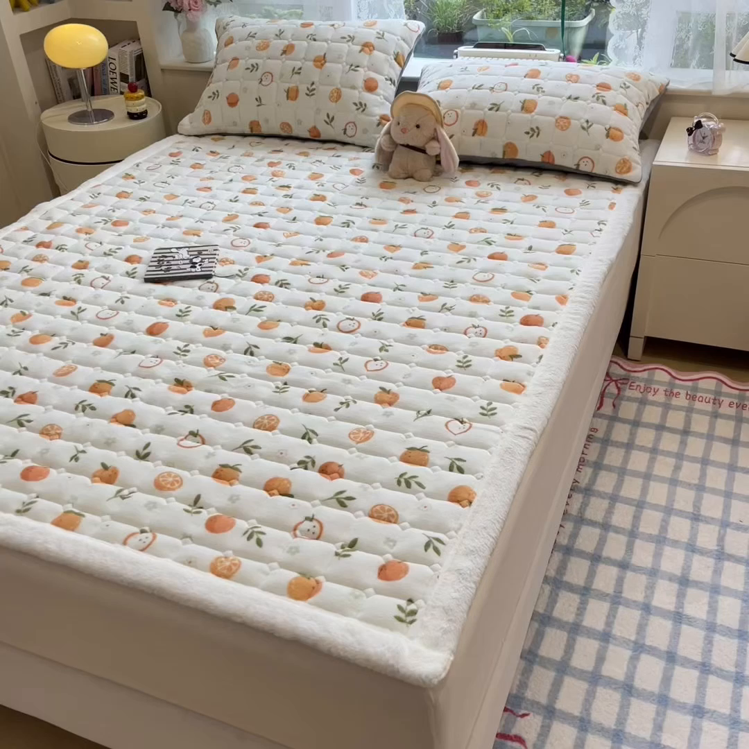 91家纺网 家纺一手货源 找家纺 丝幔家纺 2025新款牛奶绒印花床护垫成人款 大橘大利
