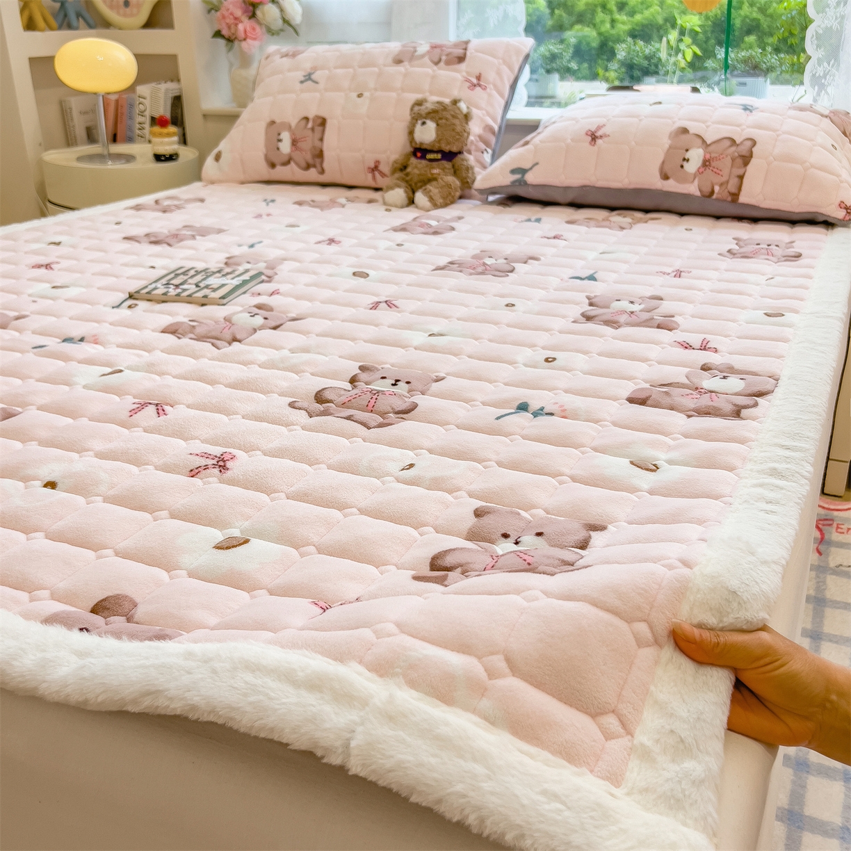 丝幔家纺 2025新款牛奶绒印花床护垫成人款 花园小熊
