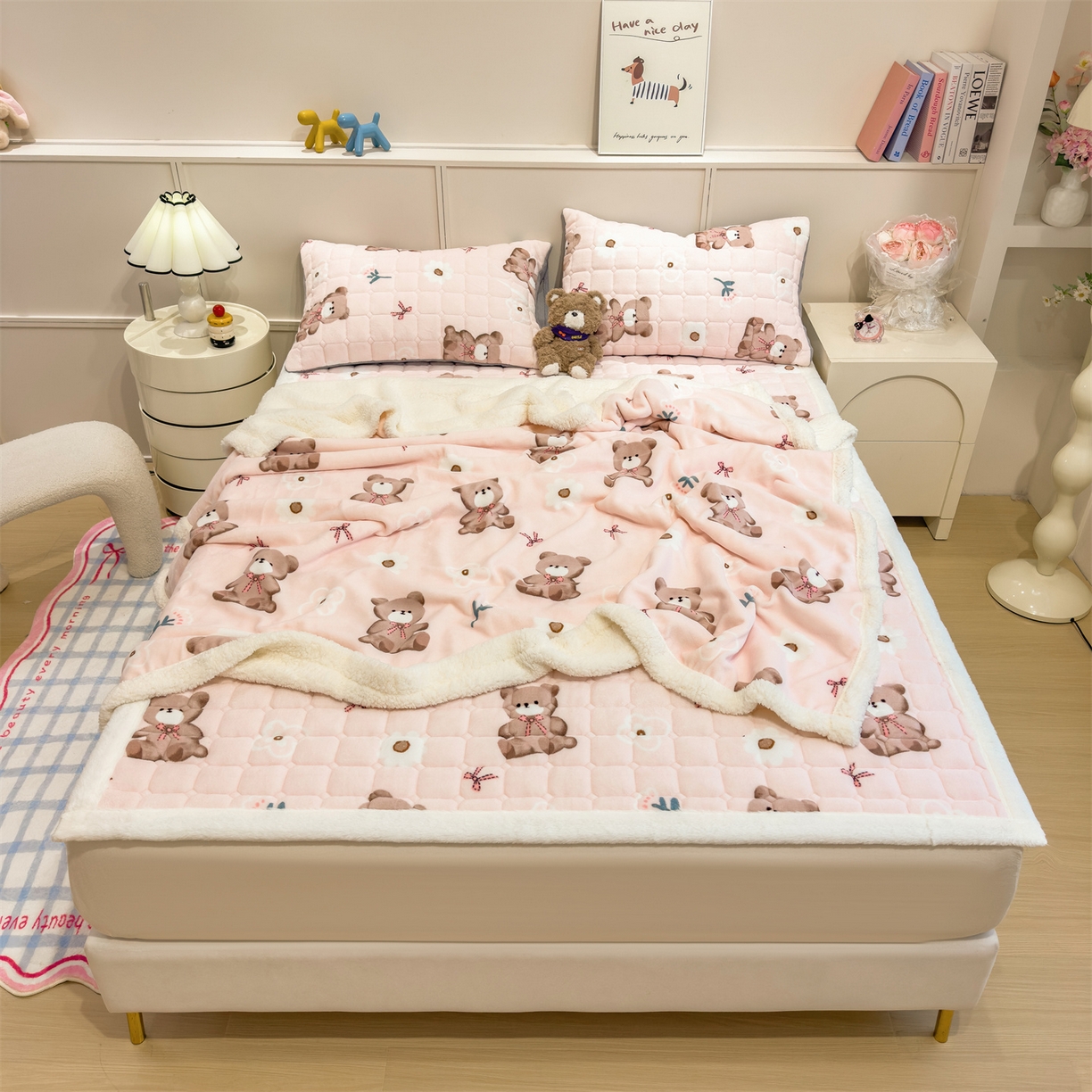 91家纺网 家纺一手货源 找家纺 丝幔家纺 2025新款牛奶绒印花床护垫成人款 花园小熊