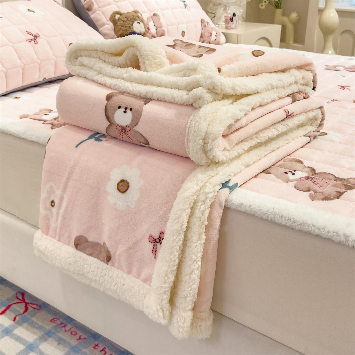 91家纺网 家纺一手货源 找家纺 丝幔家纺 2025新款牛奶绒印花床护垫成人款 花园小熊