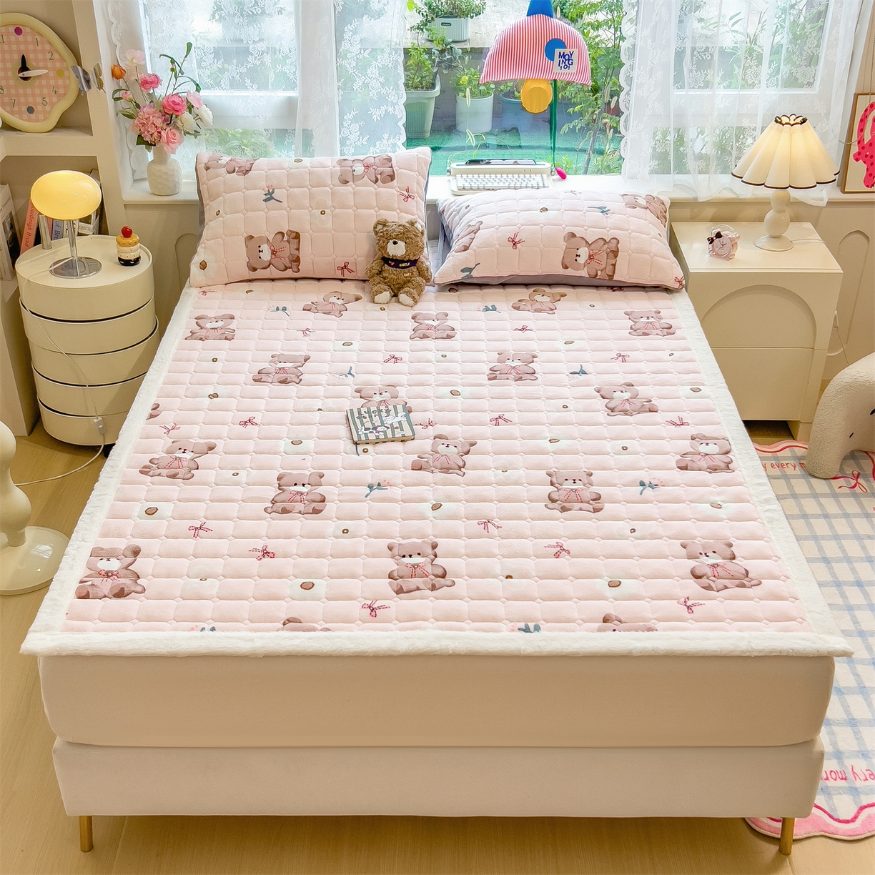 91家纺网 家纺一手货源 找家纺 丝幔家纺 2025新款牛奶绒印花床护垫成人款 花园小熊