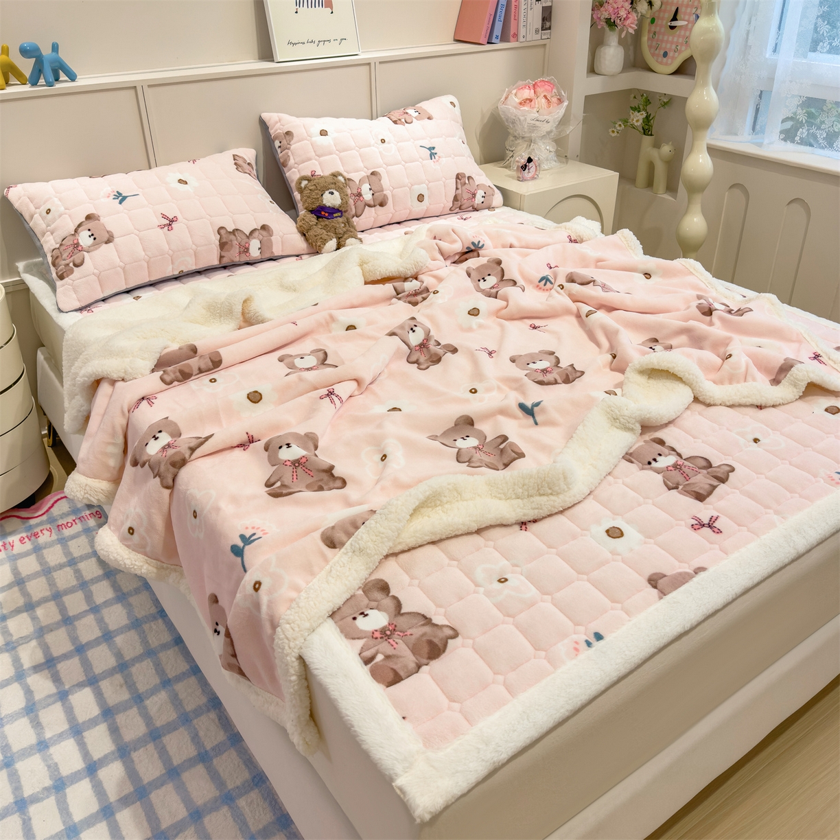 91家纺网 家纺一手货源 找家纺 丝幔家纺 2025新款牛奶绒印花床护垫成人款 花园小熊