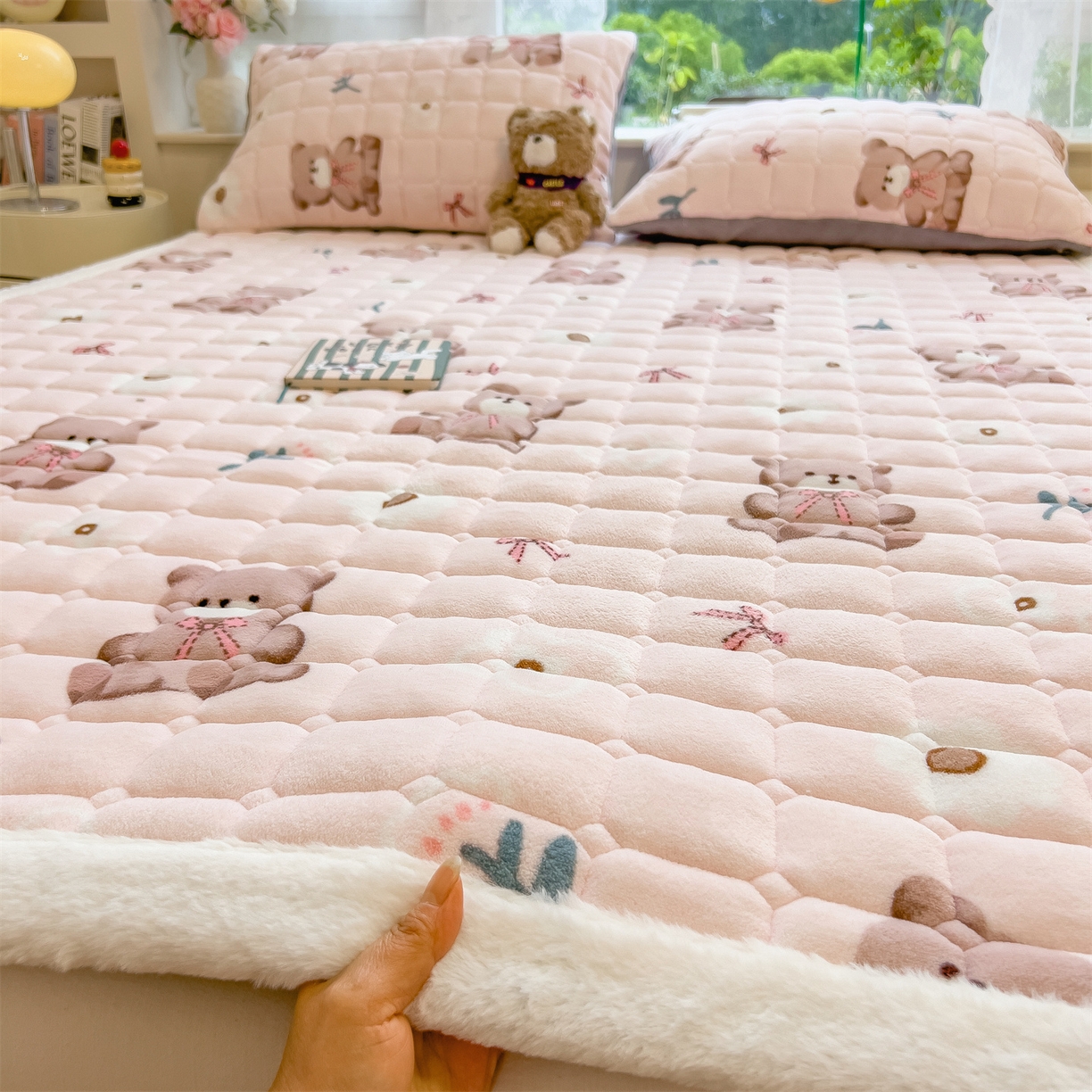 91家纺网 家纺一手货源 找家纺 丝幔家纺 2025新款牛奶绒印花床护垫成人款 花园小熊