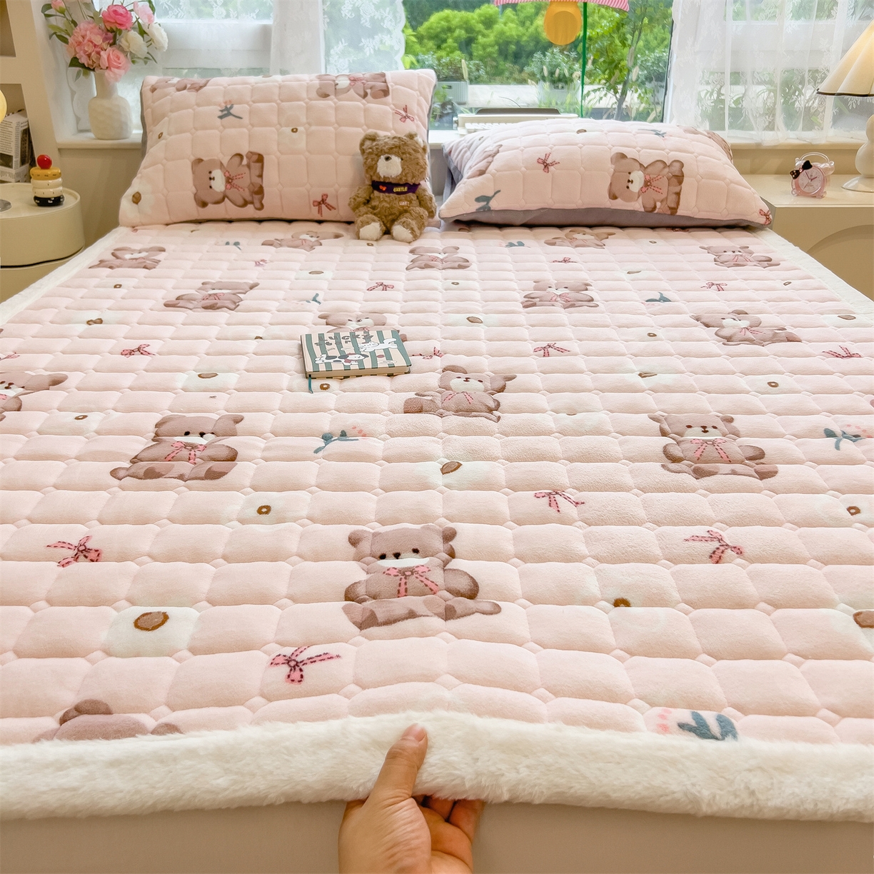 91家纺网 家纺一手货源 找家纺 丝幔家纺 2025新款牛奶绒印花床护垫成人款 花园小熊