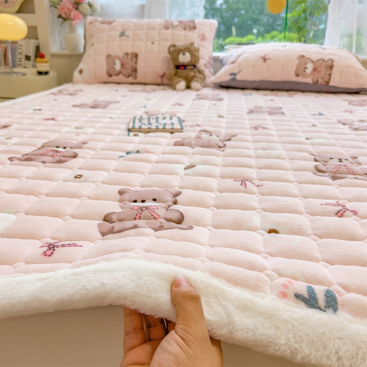 91家纺网 家纺一手货源 找家纺 丝幔家纺 2025新款牛奶绒印花床护垫成人款 花园小熊