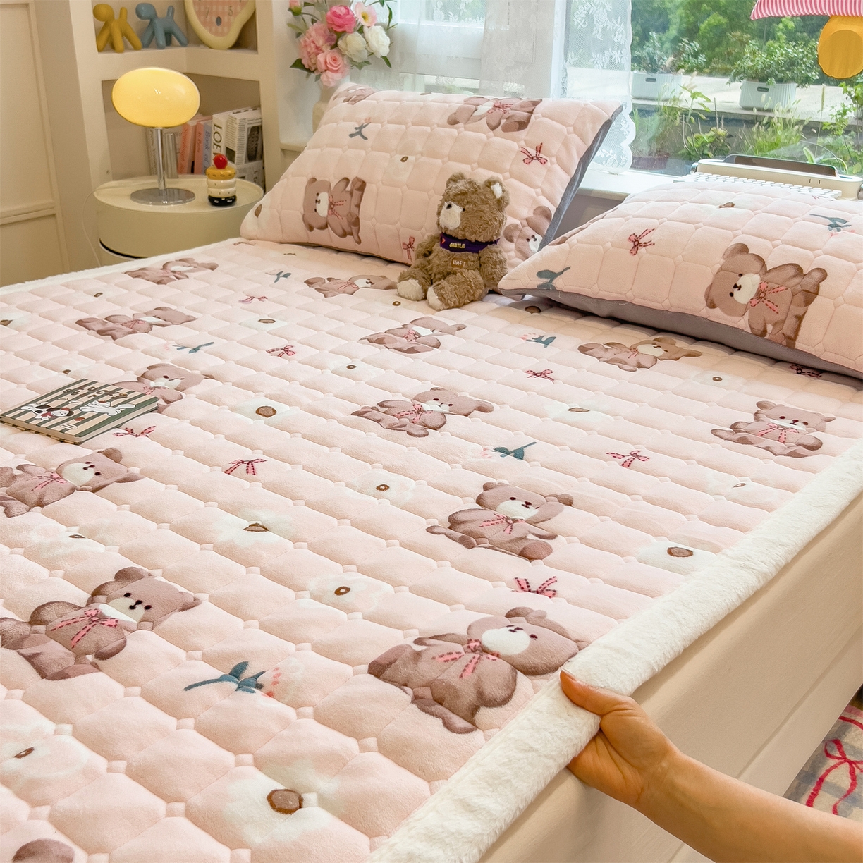 91家纺网 家纺一手货源 找家纺 丝幔家纺 2025新款牛奶绒印花床护垫成人款 花园小熊