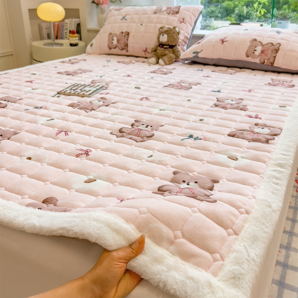 91家纺网 家纺一手货源 找家纺 丝幔家纺 2025新款牛奶绒印花床护垫成人款 花园小熊