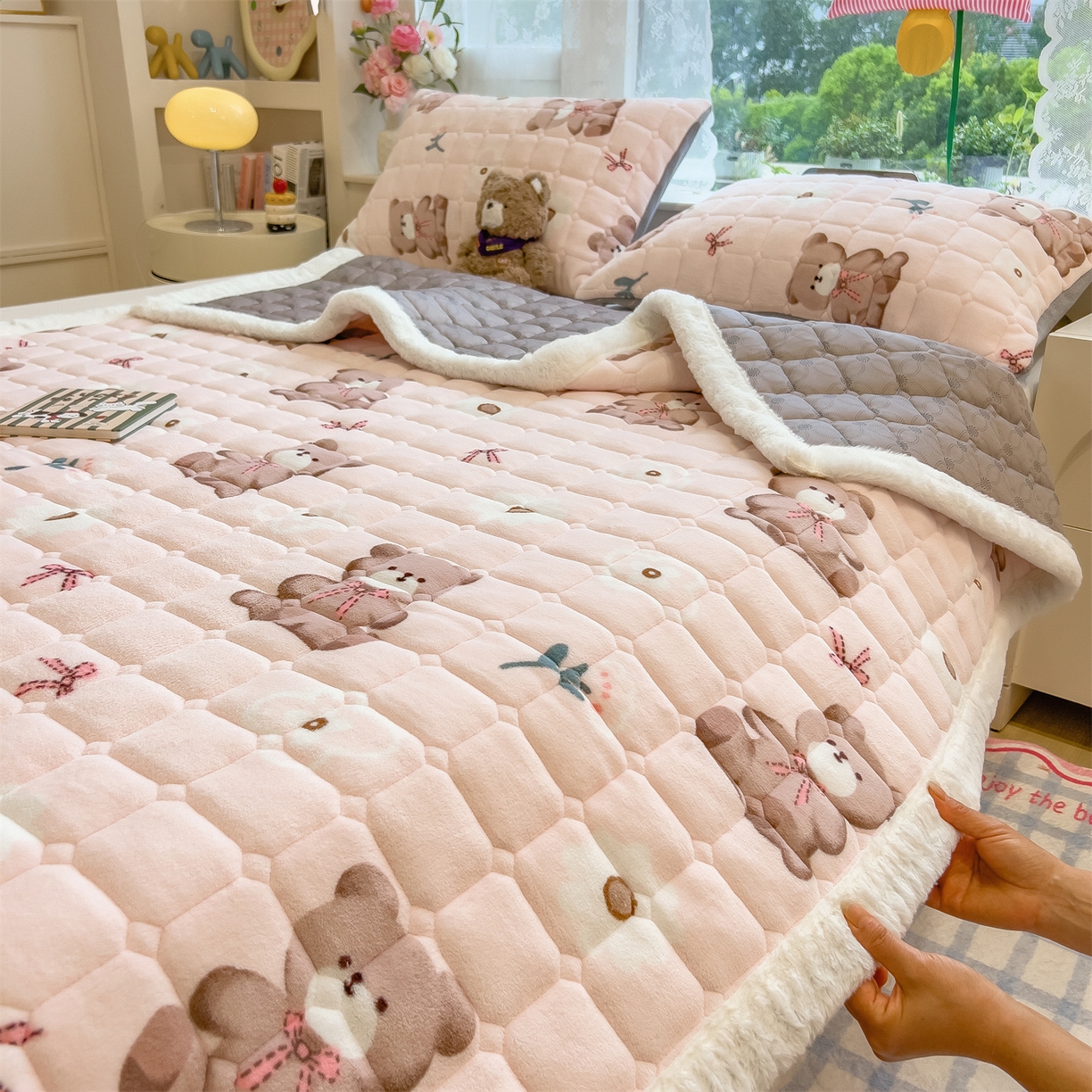 91家纺网 家纺一手货源 找家纺 丝幔家纺 2025新款牛奶绒印花床护垫成人款 花园小熊