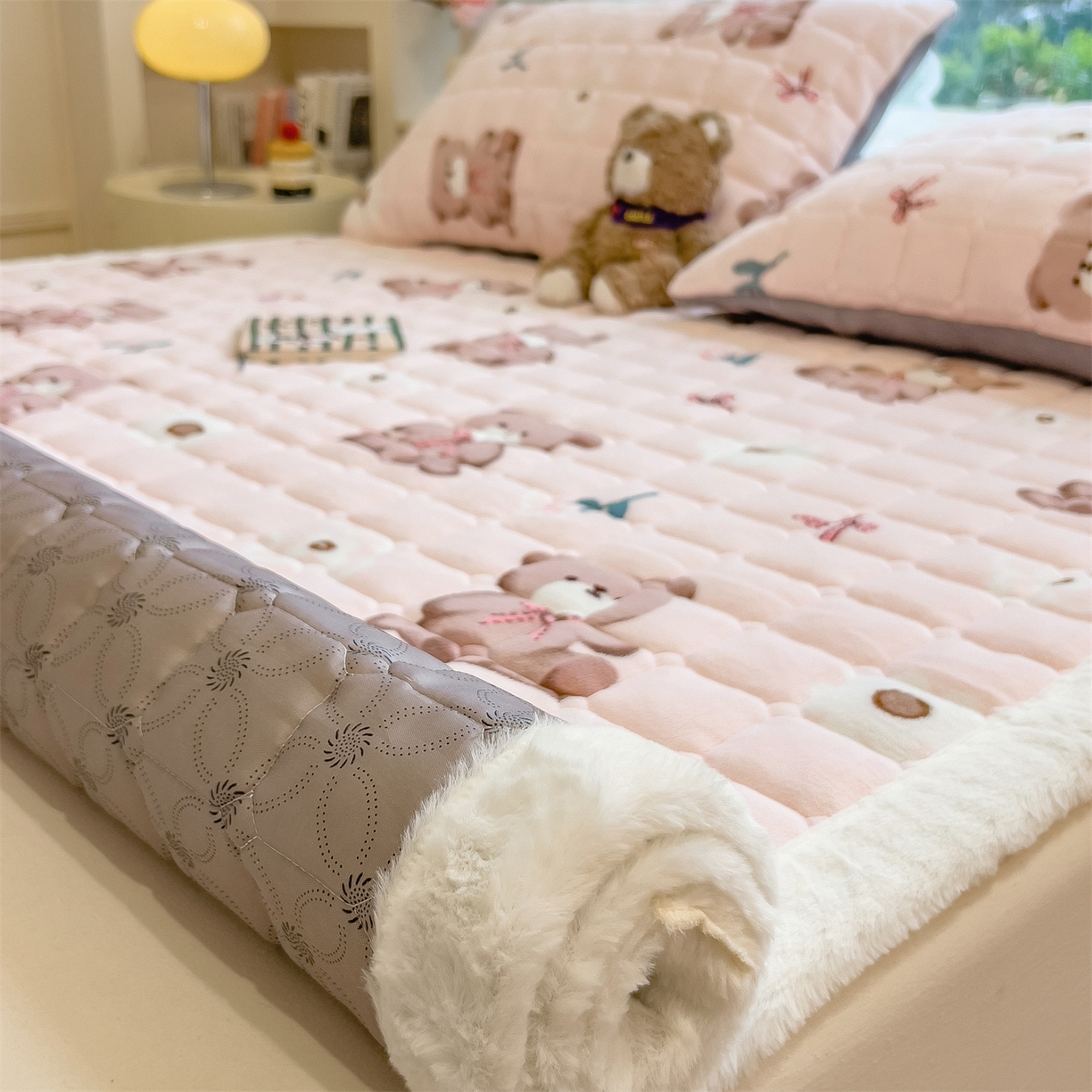 91家纺网 家纺一手货源 找家纺 丝幔家纺 2025新款牛奶绒印花床护垫成人款 花园小熊