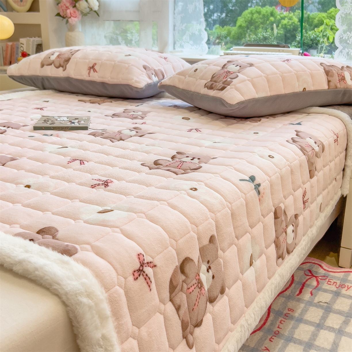 91家纺网 家纺一手货源 找家纺 丝幔家纺 2025新款牛奶绒印花床护垫成人款 花园小熊