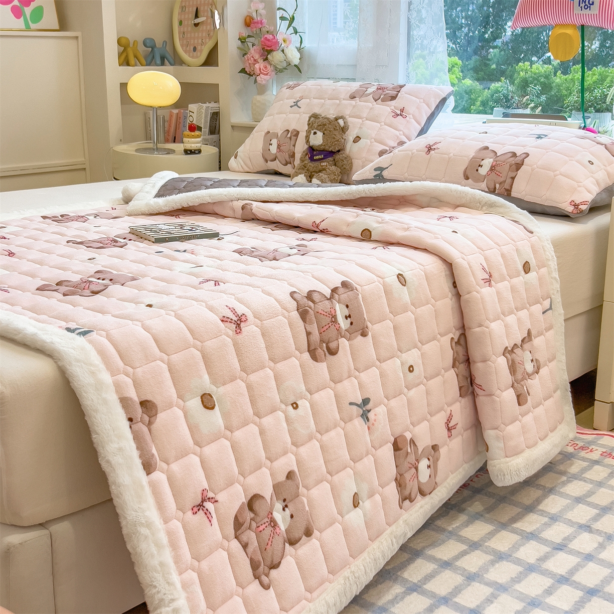 91家纺网 家纺一手货源 找家纺 丝幔家纺 2025新款牛奶绒印花床护垫成人款 花园小熊