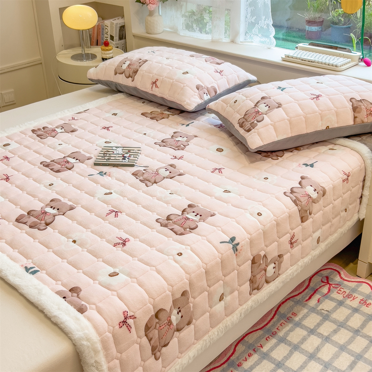 91家纺网 家纺一手货源 找家纺 丝幔家纺 2025新款牛奶绒印花床护垫成人款 花园小熊