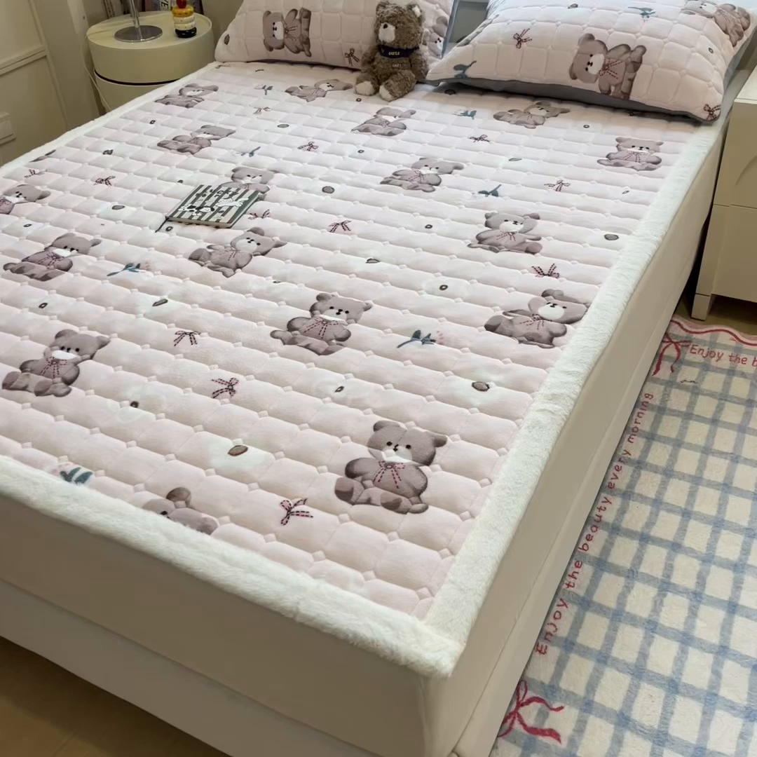 91家纺网 家纺一手货源 找家纺 丝幔家纺 2025新款牛奶绒印花床护垫成人款 花园小熊