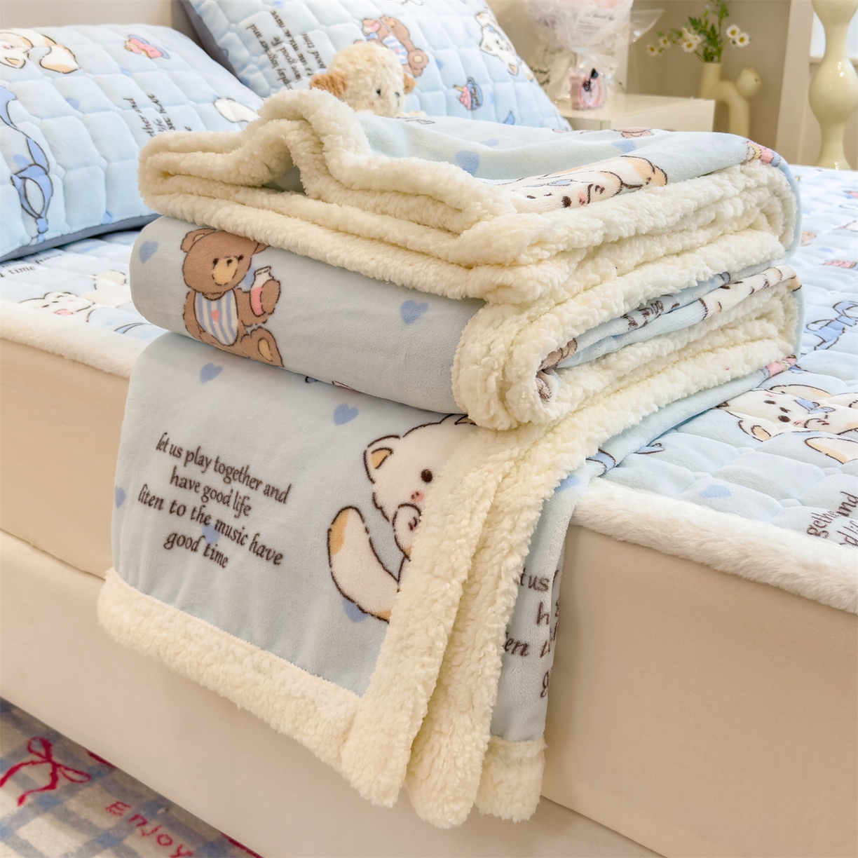 91家纺网 家纺一手货源 找家纺 丝幔家纺 2025新款牛奶绒印花床护垫成人款 欢乐下午茶