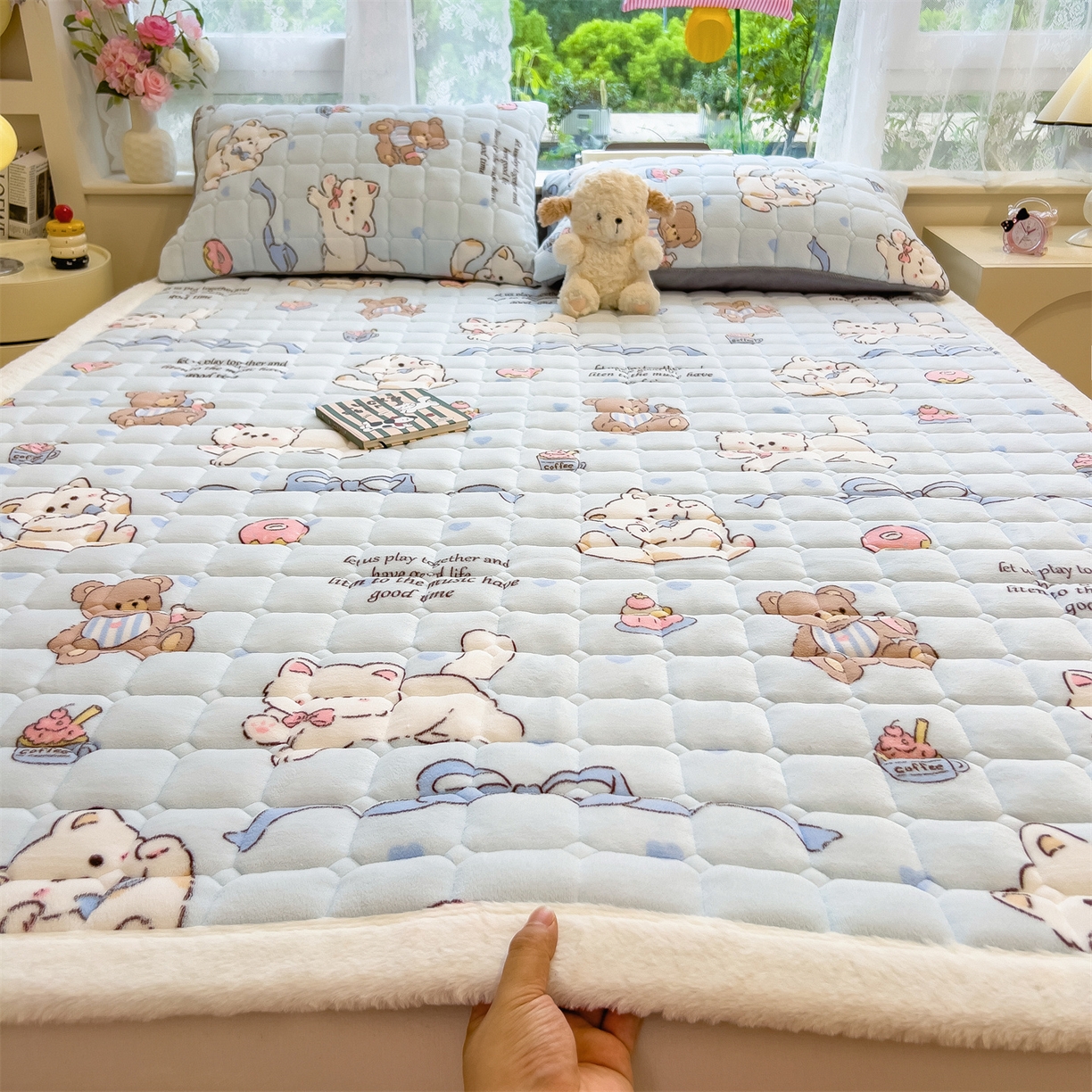 91家纺网 家纺一手货源 找家纺 丝幔家纺 2025新款牛奶绒印花床护垫成人款 欢乐下午茶