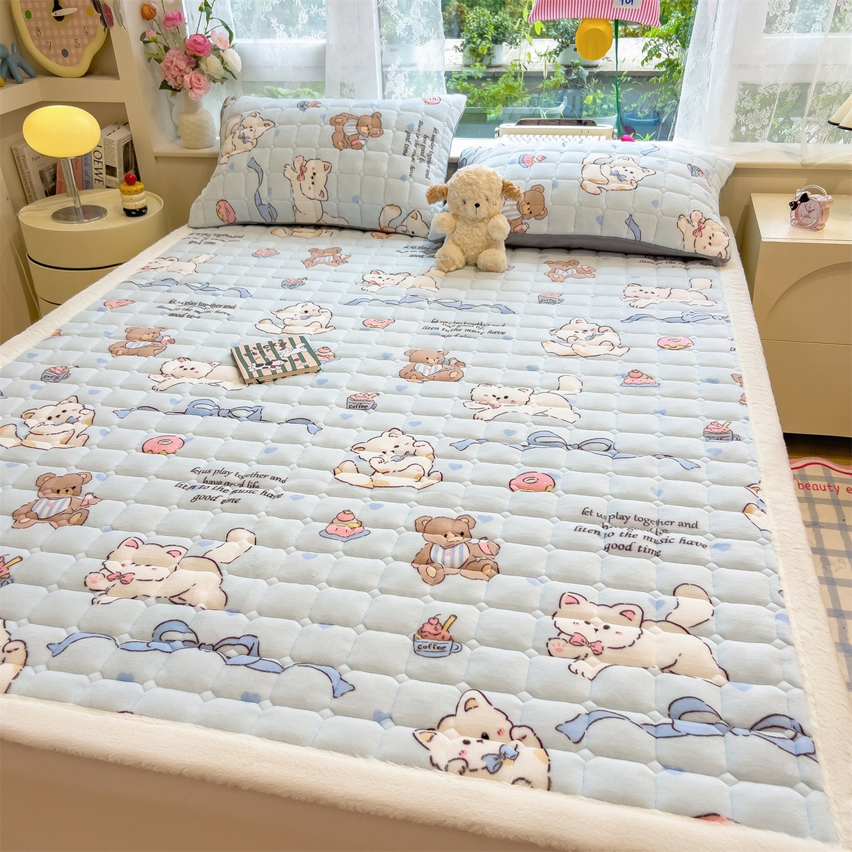 91家纺网 家纺一手货源 找家纺 丝幔家纺 2025新款牛奶绒印花床护垫成人款 欢乐下午茶