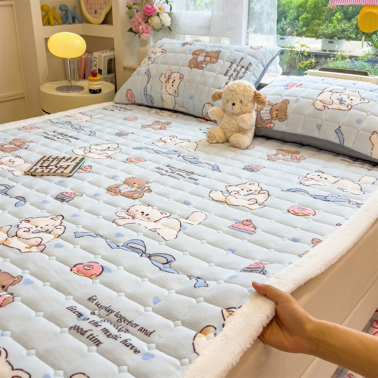 91家纺网 家纺一手货源 找家纺 丝幔家纺 2025新款牛奶绒印花床护垫成人款 欢乐下午茶