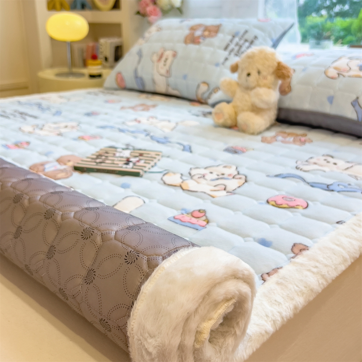 91家纺网 家纺一手货源 找家纺 丝幔家纺 2025新款牛奶绒印花床护垫成人款 欢乐下午茶