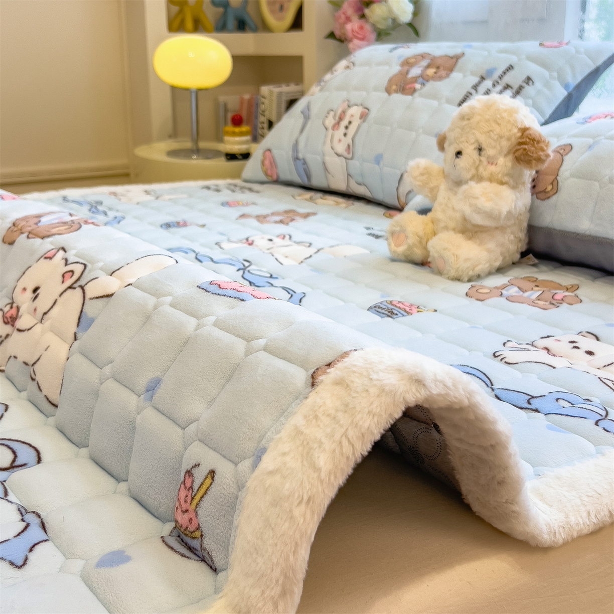 91家纺网 家纺一手货源 找家纺 丝幔家纺 2025新款牛奶绒印花床护垫成人款 欢乐下午茶