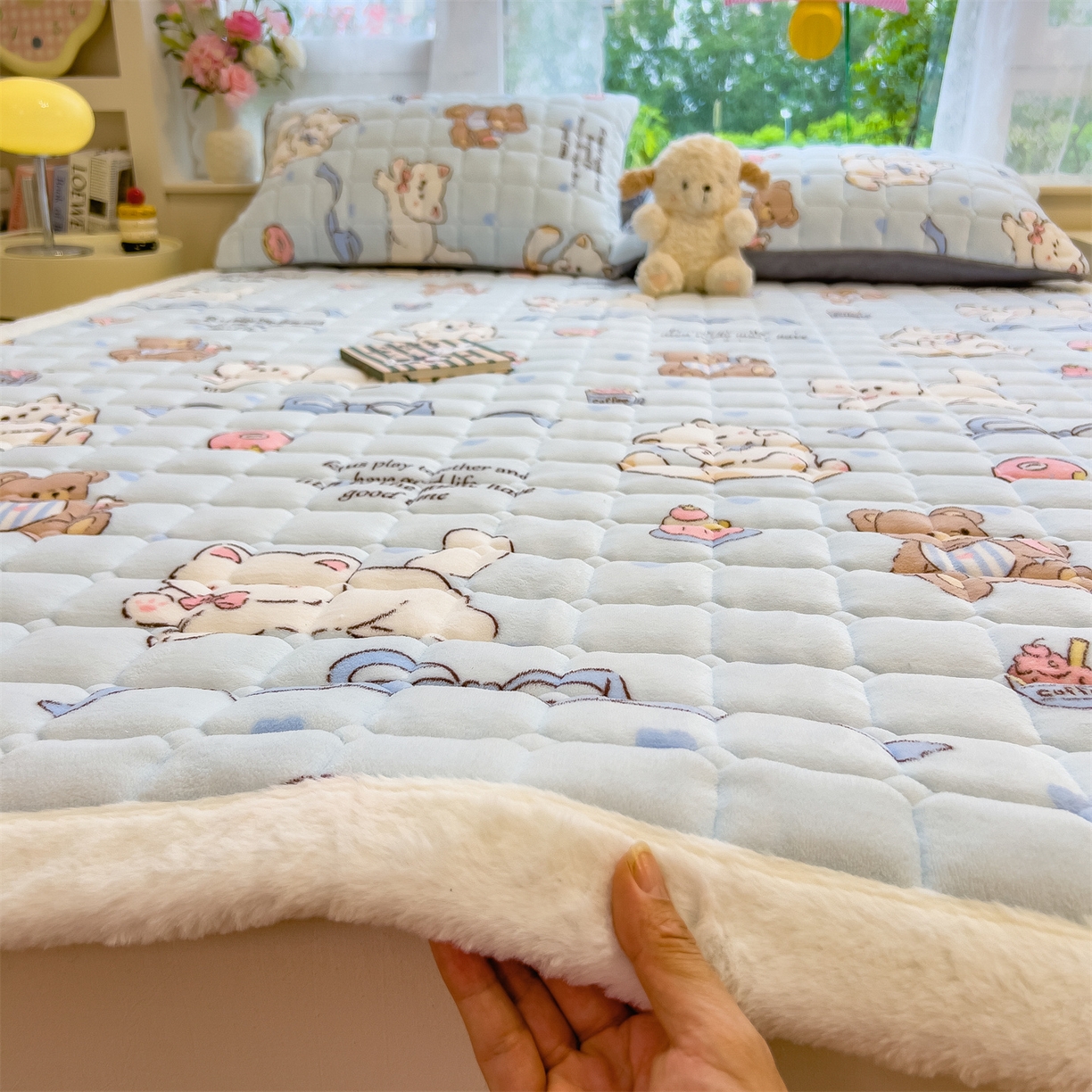 91家纺网 家纺一手货源 找家纺 丝幔家纺 2025新款牛奶绒印花床护垫成人款 欢乐下午茶