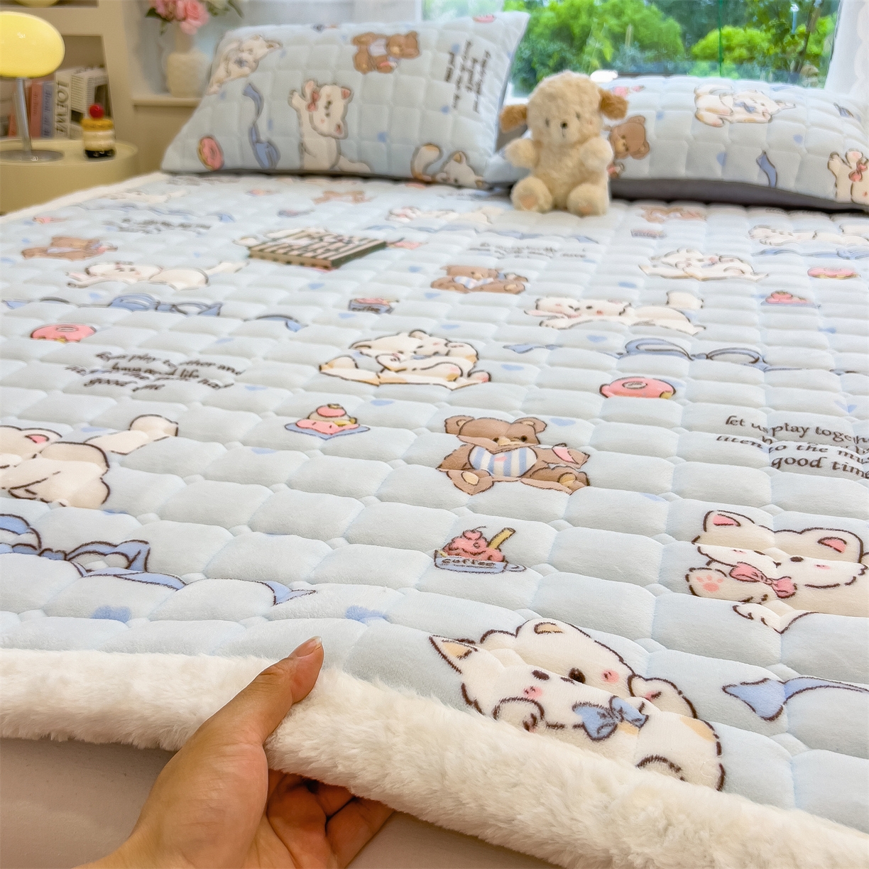 91家纺网 家纺一手货源 找家纺 丝幔家纺 2025新款牛奶绒印花床护垫成人款 欢乐下午茶