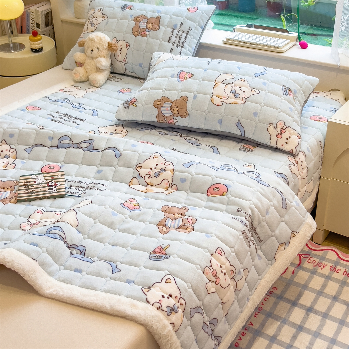 91家纺网 家纺一手货源 找家纺 丝幔家纺 2025新款牛奶绒印花床护垫成人款 欢乐下午茶