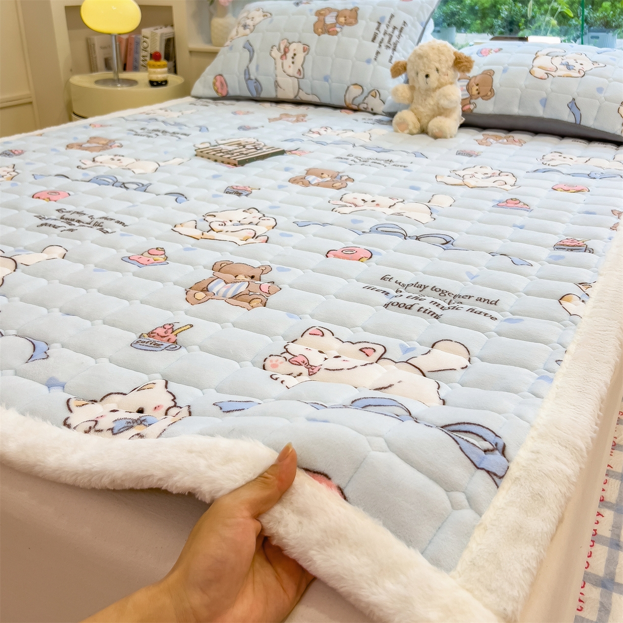 91家纺网 家纺一手货源 找家纺 丝幔家纺 2025新款牛奶绒印花床护垫成人款 欢乐下午茶